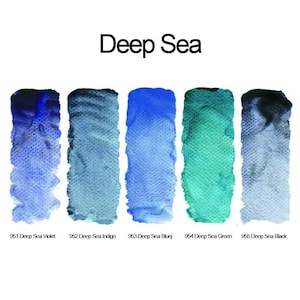 Może przedstawiać: Pięć pionowych pr&oacute;bek akwareli z napisem Deep Sea, zawierających odcienie 951 Deep Sea Violet, 952 Deep Sea Indigo, 953 Deep Sea Blue, 954 Deep Sea Green oraz 955 Deep Sea Black, ukazujących teksturowane wariacje pigment&oacute;w.