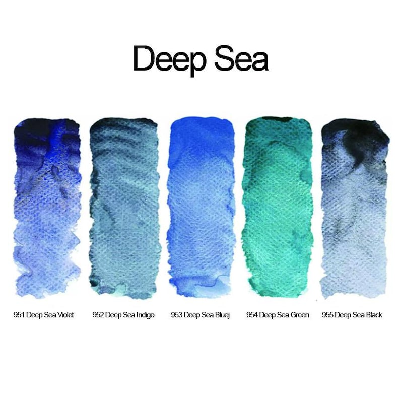 Może przedstawiać: Pięć pionowych pr&oacute;bek akwareli z napisem Deep Sea, zawierających odcienie 951 Deep Sea Violet, 952 Deep Sea Indigo, 953 Deep Sea Blue, 954 Deep Sea Green oraz 955 Deep Sea Black, ukazujących teksturowane wariacje pigment&oacute;w.