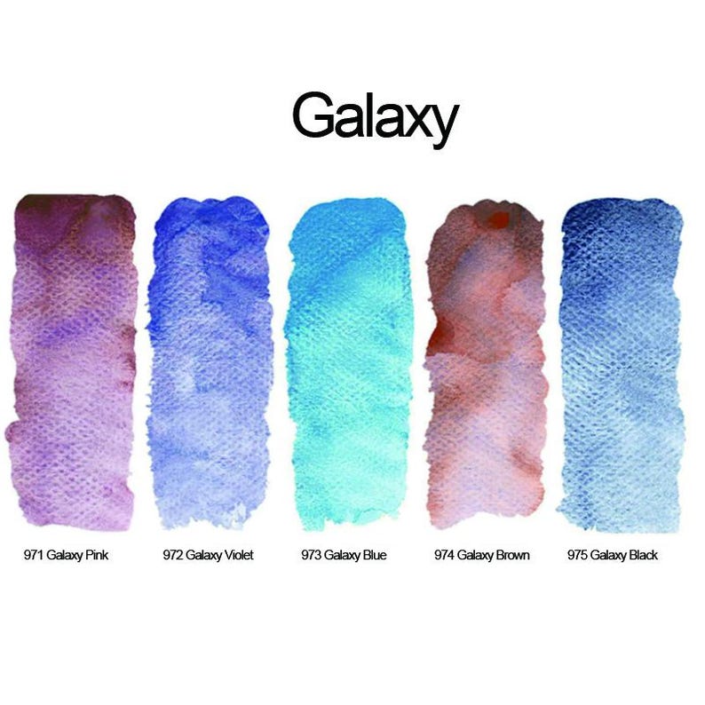 Może przedstawiać: Pięć pionowych pr&oacute;bek akwareli z etykietą Galaxy. Kolory to 971 Galaxy Pink, 972 Galaxy Violet, 973 Galaxy Blue, 974 Galaxy Brown oraz 975 Galaxy Black. Każda pr&oacute;bka przedstawia teksturowaną, p&oacute;łprzezroczystą aplikację farby na papierze.