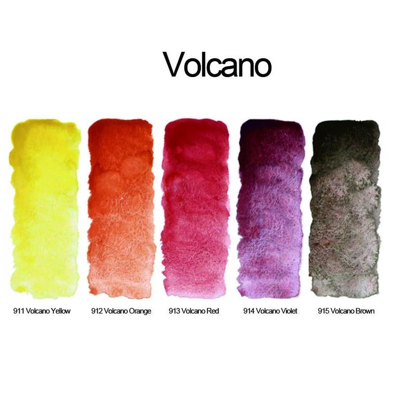Może przedstawiać: Zestaw pięciu prostokątnych pr&oacute;bek akwareli z etykietą Volcano, zawierający kolory 911 Volcano Yellow, 912 Volcano Orange, 913 Volcano Red, 914 Volcano Violet oraz 915 Volcano Brown. Każda pr&oacute;bka prezentuje teksturowaną aplikację farby na papierze.