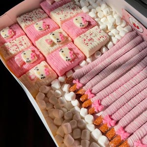 Zestaw na imprezę z różnymi słodyczami | Czekoladowe ciasteczka Oreo firmy Ghirardelli, paluszki precelkowe, cake pops (lub Cakesicle) i ryżowe chrupki pops