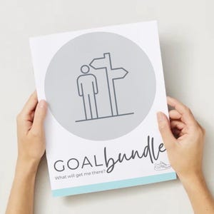Pode incluir: Um livreto branco com um círculo cinza contendo um desenho de linha de uma pessoa em pé em um cruzamento com um poste indicador. O texto "GOAL bundle" está escrito em caligrafia preta com o texto "What will get me there?" abaixo.