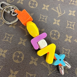 Chaveiro com pingente de letra, chaveiro com letras coloridas de luxo, acessórios para chaveiro, decoração de carro, presente da moda para ela