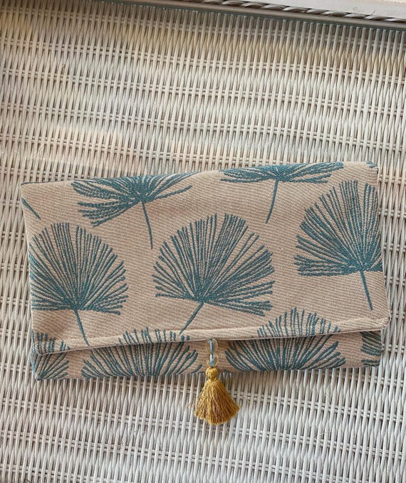 Clutch turchese e beige con stampa di foglie Questa