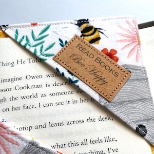 Corner Bookmark, Read Books, Bee Happy, Fabric Bookmark, small gift for Mother’s Day, present for moms who like to read, bee bookmark