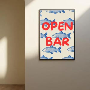 Peut inclure: Une affiche blanche avec un motif de poissons bleus et le texte "OPEN BAR" en lettres rouges.