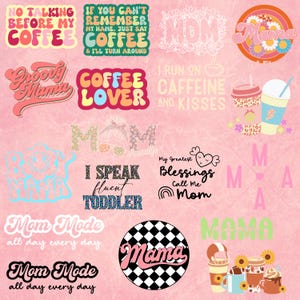 Può includere: Una collezione di adesivi e grafiche colorate con testo. I design includono frasi come "Coffee Lover" e "Mom Mode". La tavolozza dei colori presenta rosa, arancione, blu e verde, con caratteri floreali e retrò.