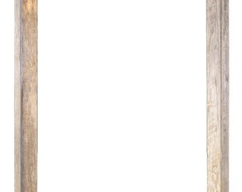 Può includere: Una cornice per foto in legno rustico con una finitura in legno naturale. La cornice ha un design semplice e rettangolare ed è perfetta per esporre foto o opere d'arte.