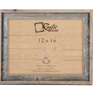 Pu&ograve; includere: Una cornice per foto in legno rustico con una finitura lavata di grigio. La cornice misura 30,5 cm x 40,6 cm ed &egrave; realizzata negli Stati Uniti con materiali 100% riciclati. La cornice ha un design semplice con una superficie liscia e un aspetto leggermente invecchiato.