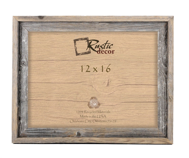 Pu&ograve; includere: Una cornice per foto in legno rustico con una finitura lavata di grigio. La cornice misura 30,5 cm x 40,6 cm ed &egrave; realizzata negli Stati Uniti con materiali 100% riciclati. La cornice ha un design semplice con una superficie liscia e un aspetto leggermente invecchiato.