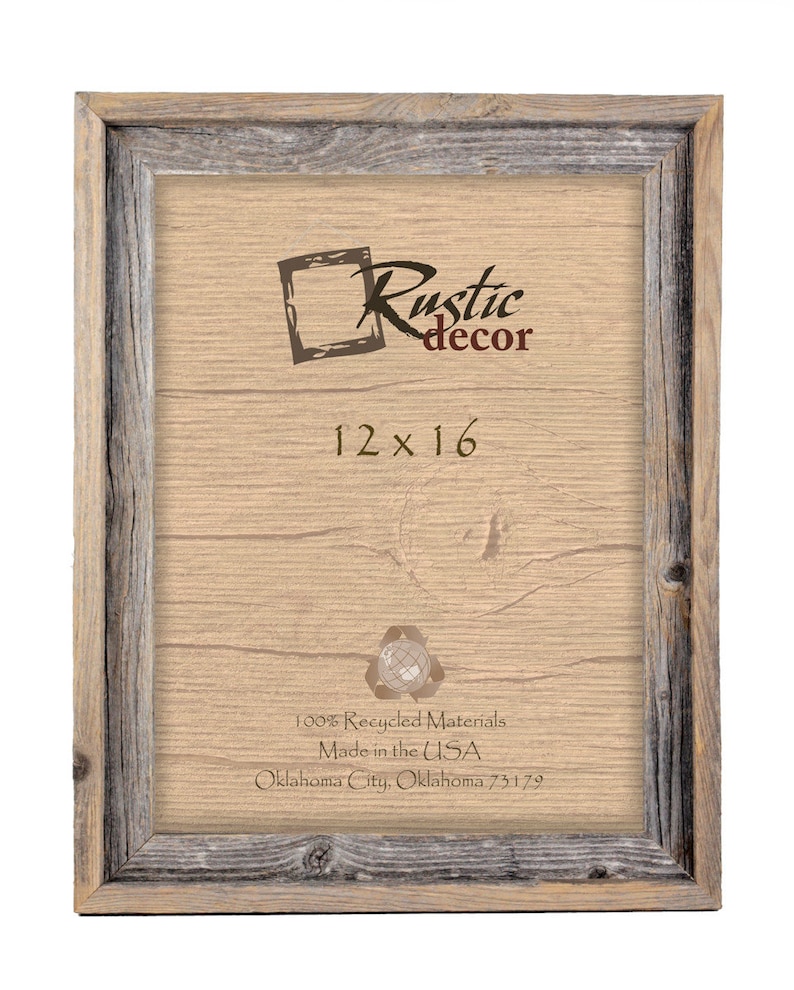 Pu&ograve; includere: Una cornice per foto in legno rustico con una finitura marrone chiaro. La cornice misura 12 pollici per 16 pollici ed &egrave; realizzata con materiali 100% riciclati. La cornice &egrave; realizzata negli Stati Uniti ed &egrave; etichettata "Rustic decor".