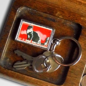 Porte-clés chat smoking, porte-clés timbre rouge | porte-clés félin noir et blanc, cadeau philatélie bicolore félix chat pour amoureux des chats | 1975 anniversaire