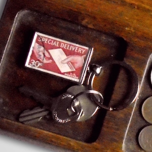 Livraison spéciale porte-clés - porte-clés courrier aux lettres rouge fait avec le timbre postal vintage des Etats-Unis de 1957