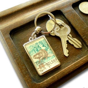 Porte-clés castor, porte-clés de timbre-poste vintage | Animaux protégés, faune fluviale européenne | Cadeau d'anniversaire ooak 1954, porte-clés en métal argenté