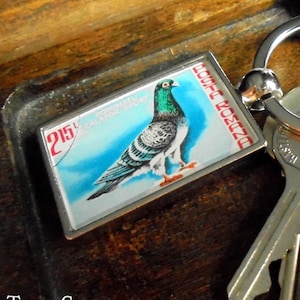 Brieftaube Schlüsselanhänger aus echter upcycled Briefmarke | Taube Post Briefmarke Schlüsselanhänger | kleines traditionelles Postgeschenk von 1981