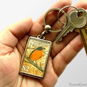 Porte-clés Yellow Bird - porte-clés en timbre-poste recyclé | Oiseau sur une branche, timbre postal pour ornithologue amateur | Porte-clés unique d'observateur d'oiseaux de 1990