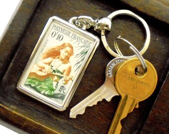 Female Guitar Player Keyring - 1958 vintage postage stampfrom Polynesia