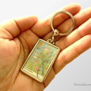 Libelle Keychain, upcycled britische Briefmarke Schlüsselanhänger | schwebende Teichwanze mit pinken Blumen, englische Landschaft | 1985 Geburtstagsgeschenk