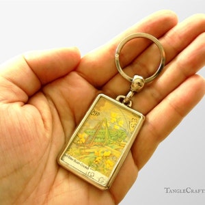 Cricket Grasshopper Schlüsselanhänger, upcycled britische Briefmarke Schlüsselanhänger | Käfer mit gelben Blüten in englischer Landschaft | 1985 Geburtstagsgeschenk