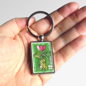 Retro Schweiz Schlüsselanhänger, Vintage Briefmarke Schlüsselanhänger | Stilisierter Druck - rosa Blume, Ähre, Blätter | einzigartiger upcycled 1954 Schlüsselanhänger