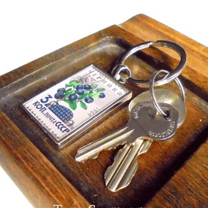 Bilberry Keyring - Blaubeer Schlüsselanhänger gemacht mit Vintage Briefmarke aus Russland 1964