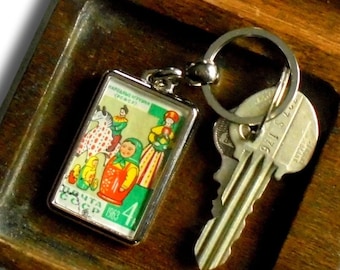 Russian Dolls Keychain - upcycled 1963 vintage postage stamp