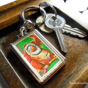 Orang Utan Schlüsselanhänger, upcycled Schlüsselanhänger | Schlüsselanhänger mit Dschungel Primate, kleines Briefmarken Geschenk für Naturliebhaber | 1975 Geburtstag oder Jubiläum