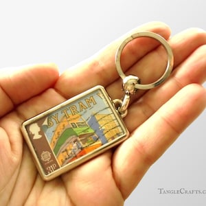 Retro British Tram Keyring - Upcycled GB Briefmarke | nostalgischer Transport Schlüsselanhänger im Vintage Reise Poster Stil | Unikat 1988er Geburtstagsgeschenk