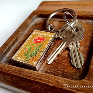 Retro Poppy Schlüsselanhänger, Rumänien Schlüsselanhänger mit Vintage Briefmarke - Upcycled 1959 Geburtstagsgeschenk für Blumenliebhaber