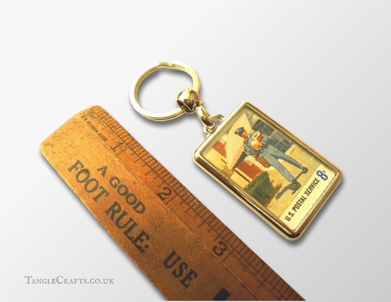 Postal Service Keychain, upcycled Vintage Briefmarke skurrile Retro-Reise eines Briefes 1973 Schlüsselanhänger für Briefträgerin, Briefträgerin, Brieffreundin Bild 4