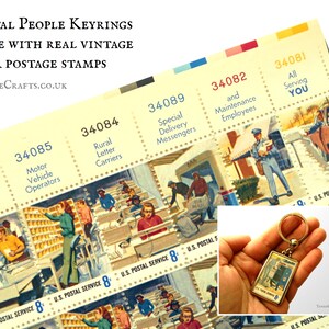 Könnte beinhalten: Schlüsselanhänger mit einer alten US-Briefmarke, die einen Postboten bei der Zustellung von Post zeigt. Die Marke ist mit "All Serving You" beschriftet und trägt die Nummer 34081. Der Schlüsselanhänger ist aus echten alten US-Briefmarken gefertigt.