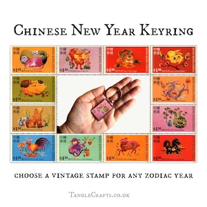 Chinese New Year Schlüsselanhänger - wählen Sie einen Schlüsselanhänger aus, der mit einer echten Briefmarke aus Hong Kong von 1999 upcycled ist