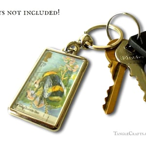 Porte-clés bourdon - Timbre-poste recyclé | abeille ouvrière et fleurs | Cadeau britannique pour amoureux de la nature, porte-clés bourdon 1985 anniversaire