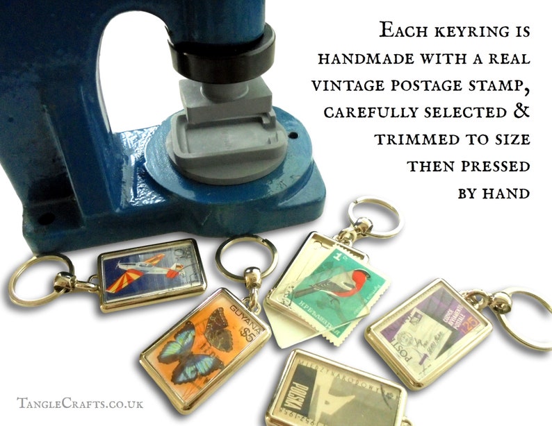 Postal Service Keychain, upcycled Vintage Briefmarke skurrile Retro-Reise eines Briefes 1973 Schlüsselanhänger für Briefträgerin, Briefträgerin, Brieffreundin Bild 8