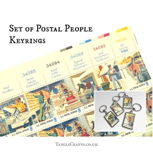 Könnte beinhalten: Satz von Schlüsselanhängern mit Vintage-Briefmarken der US Postal Service. Jeder Schlüsselanhänger zeigt einen anderen Postangestellten, darunter Briefträger, Kraftfahrzeugführer, Landbriefträger, Boten für Sonderzustellungen, Wartungspersonal und alle, die Ihnen dienen.