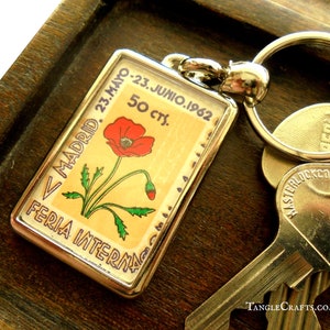 Rote Mohnblume Keychain, upcycled Weinlese-Werbe-Ephemera | Spanischer Plakatstempel für Madrid Flower Show | 1962 Geburtstags oder Jubiläums Geschenk