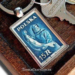 Fischer & Fisch Schlüsselanhänger, Polen Schlüsselanhänger mit alter Vintage Briefmarke aus Polen - 1950 Geburtstagsgeschenk für Angler