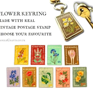 Porte-clés fleur rétro, porte-clés timbre-poste recyclé | coquelicot digitale bleuet - porte-clés floral ooak | 1959, cadeau d'anniversaire pour jardinier