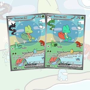 Op de afbeelding: Twee Treecko EX Pokémon-ruilkaarten. Elke kaart toont een groen, hagedisachtig wezen met een rode buik. De kaarten hebben een blauwgroene achtergrond met de tekst "Tackle" en "Spring-Back". De kaarten zijn omgeven door cartoonillustraties.