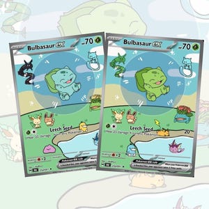 Może przedstawiać: Dwie karty kolekcjonerskie Pokémon Bulbasaur EX. Każda karta przedstawia zieloną postać Bulbasaur z tekstem "Bulbasaur EX" i "Leech Seed". Karty mają niebiesko-białe tło z innymi postaciami Pokémon.