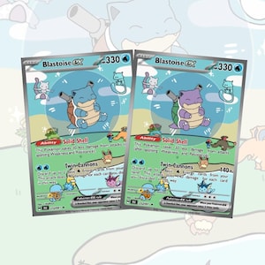 Puede incluir: Dos cartas coleccionables Blastoise ex idénticas que muestran una criatura tortuga azul con cañones en la espalda. Las cartas muestran 330 HP, la habilidad Solid Shell y el ataque Twin-Cannons. La ilustración muestra al personaje en un paisaje.