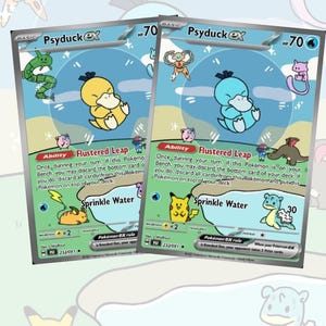 Puede incluir: Dos cartas coleccionables de Pokémon con Psyduck EX. Una carta muestra un Psyduck amarillo, la otra un Psyduck azul. Cada carta tiene los textos "Flustered Leap" y "Sprinkle Water". El fondo es azul claro con personajes de dibujos animados.