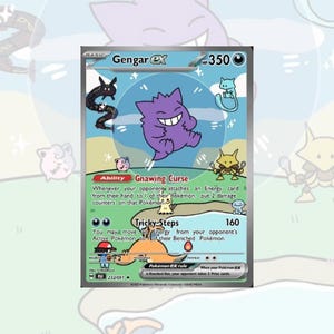 Peut inclure: Carte de jeu Pokémon Gengar ex avec un personnage Gengar violet. La carte présente un fond bleu avec d'autres personnages de dessins animés Pokémon. Le texte "Gnawing Curse" et "Tricky-Steps" est inclus.
