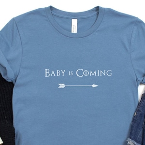 Koszulka Baby is Coming, Koszulka z ogłoszeniem ciąży z parodii Gry o Tron, Prezent dla przyszłej mamy