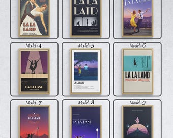 Op de afbeelding: Negen verschillende posterontwerpen voor de film La La Land. Elke poster heeft een ander ontwerp en kleurenschema, sommige met de acteurs Emma Stone en Ryan Gosling. De posters zijn allemaal ingelijst in een gouden lijst.