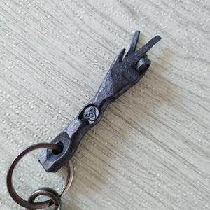 Llavero artesanal, llavero con símbolo de la paz, llavero de metal con el símbolo de la paz, regalo hecho a mano para él, llavero forjado a mano, regalo con el símbolo de la paz