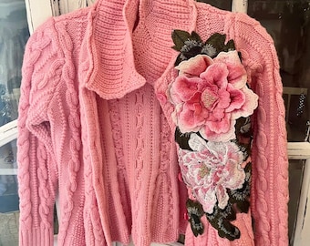 adorable cardigan boutonné en tricot pour petite fille, cardigan boutonné rose avec applications florales, cardigan boutonné chaud en tricot rose sur fond rose
