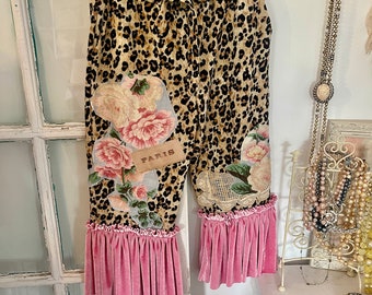 Geblümte Leoparden-Bloomer-Hose, paris florale rosa Samt-Leoparden-Lounge-Hose, einzigartige Upcycled-Leoparden-Rüschensaum-elastische Taille