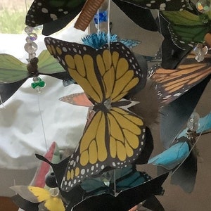 Decoración de ventana con mariposas de colores