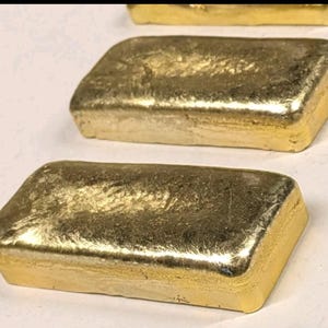 ジュエリーやその他の工芸品に使用できる、手作業で鋳造された 1 ポンドの「Nordic Gold」バー/インゴット。